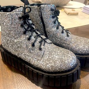 DOLLS KILL - Lomoda Sparkly Silver Platform Boots